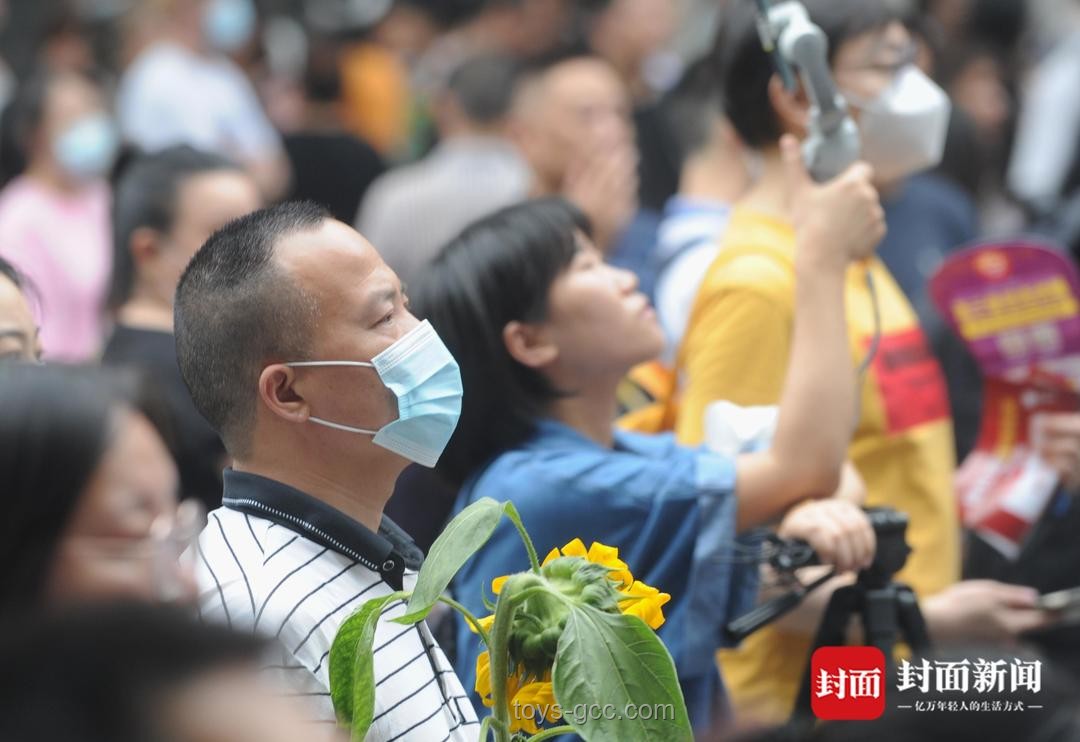高考考场外全国统一动作：家长翘首以盼的背后